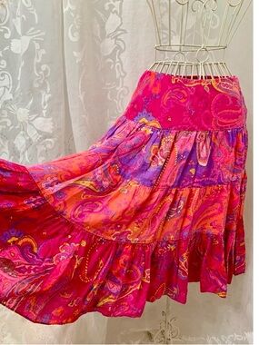 Vintage Lauren Ralph
Lauren Linen Skirt
Tiered Paisley Vibrant Pink midi Skirt